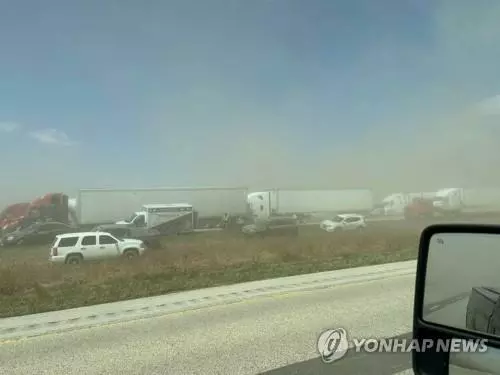  대평원 지대에 속한 일리노이 중부 고속도로에서 흙먼지 폭풍이 90중 추돌사고를 일으켜 최소 6명이 숨지고 30여 명이 부상했다. 