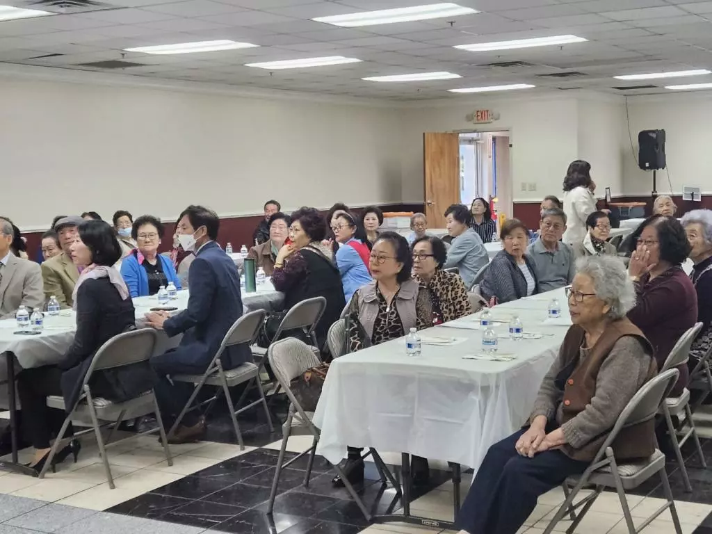 애틀랜타 한인노인회는 4일 한인회관 소강당에서 '어버이의 날' 행사를 개최했다. 참석자들이 사회자의 목소리를 경청하고 있다.