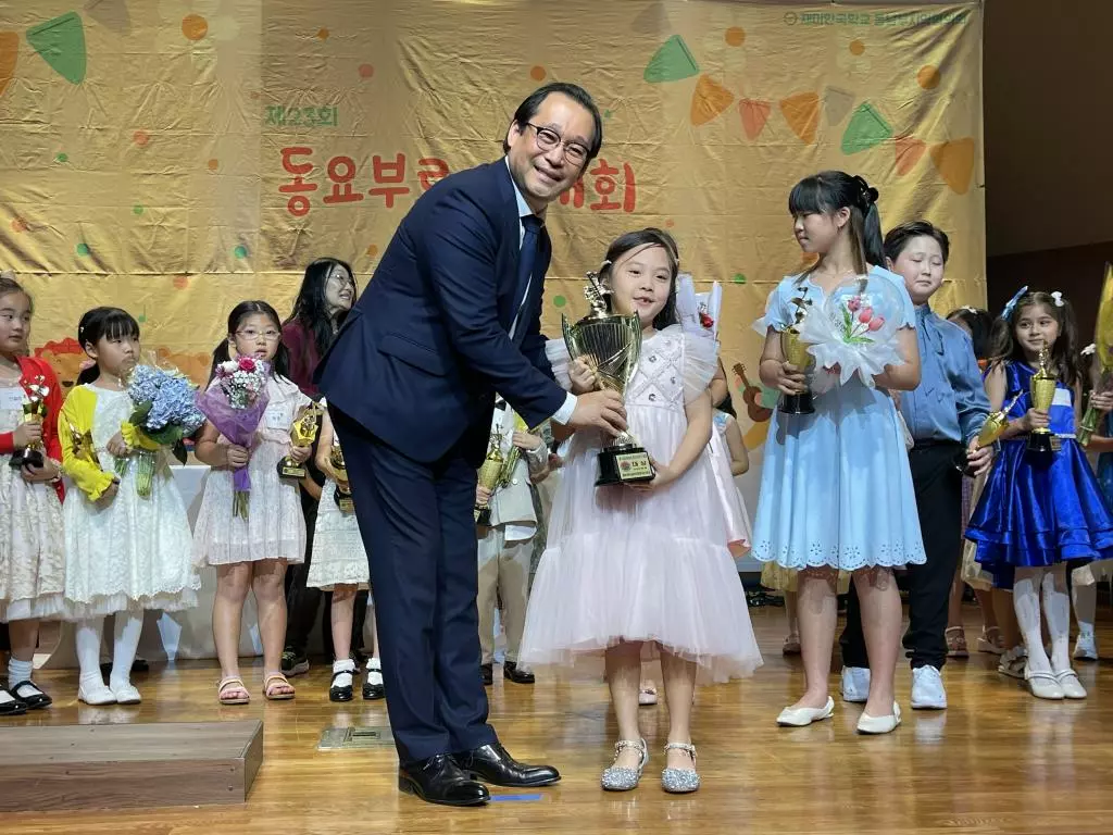 대상을 받은 김우주 양이 상패를 받고 있다.