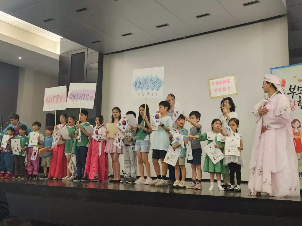 내쉬빌, 예술 축제 및 어버이날 행사에서 미술재회 입상자들이 어버이 은혜  노래를 부르고 있다.