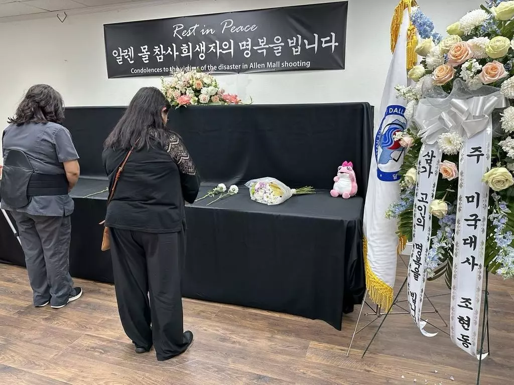 11일 오후  텍사스주 댈러스 한인문화센터에 마련된 '앨런 몰 참사 희생자 분향소'에서 유성주 댈러스한인회장(오른쪽)이 추모객을 맞고 있다.