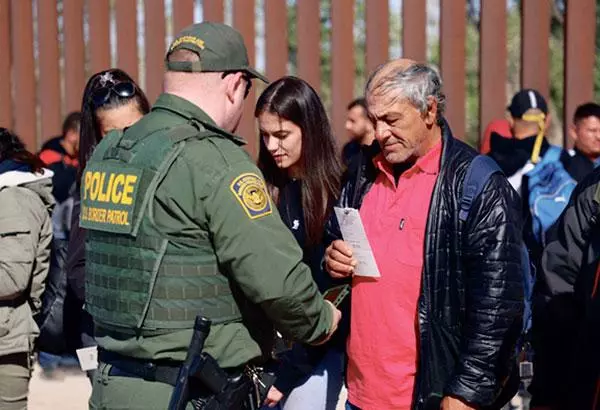  애리조나 남서부 도시 유마에서 국경수비대가 밤사이 국경을 넘어온 이민자들의 서류를 확인하고 있다. [로이터]