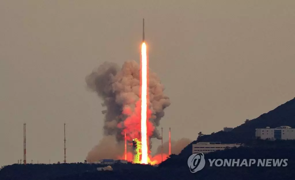 국내 독자 기술로 개발된 한국형 발사체 누리호(KSLV-Ⅱ)가 25일 오후 전남 고흥군 나로우주센터에서 발사되고 있다. 이번 누리호 3차 발사는 차세대소형위성 2호 1기와 큐브위성 7기 등 본격적으로 실용급 위성을 탑재해 발사하는 첫 사례다. 