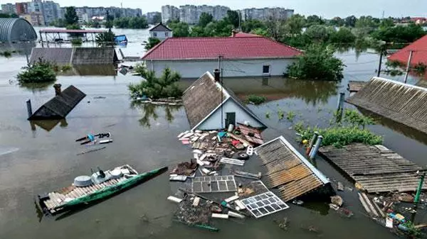 8일 우크라이나 헤르손주에서 발생한 카호우카댐 폭파로 인해 드니프로강이 불어나 주변 마을이 물에 잠겨 있다. [로이터]