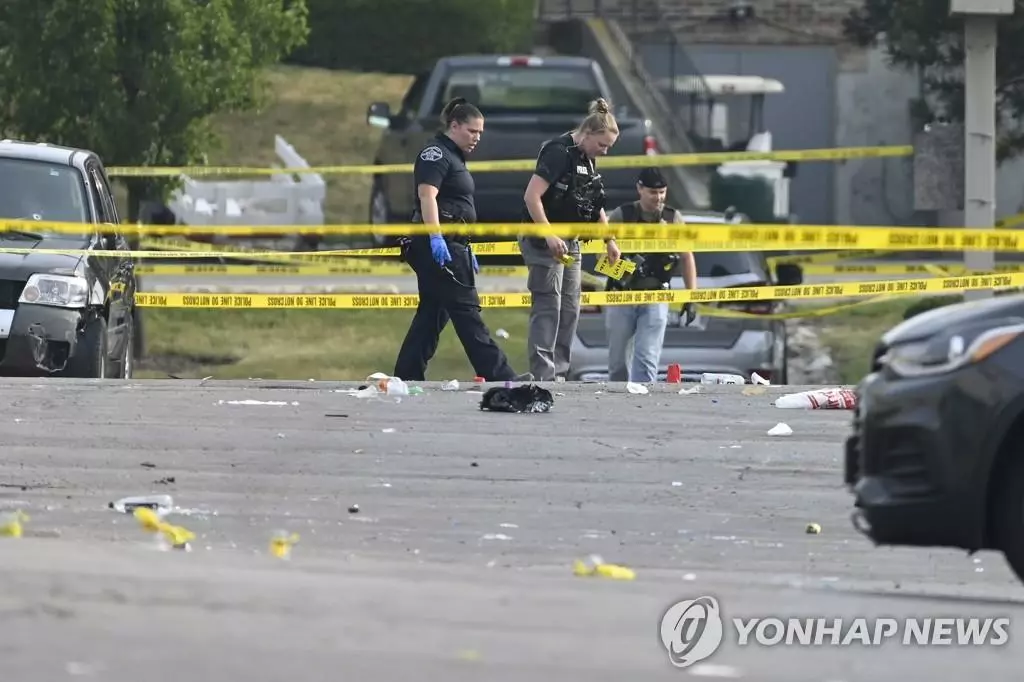 미국 일리노이주 총격 사건 수사하는 경찰관들[시카고 AP=연합뉴스]