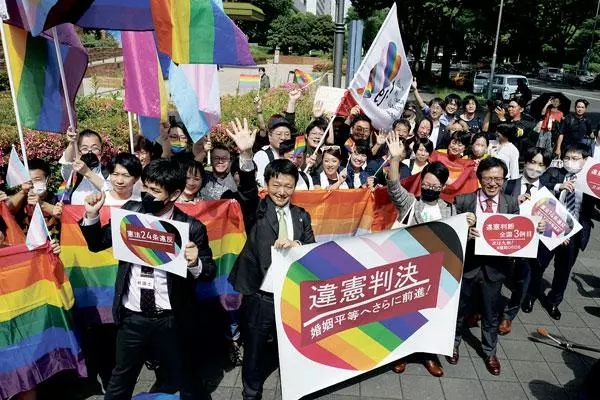  일본 동성 결혼 지지자들이 지난 5월 30일 나고야 지역 법원 앞에서 동성 결혼을 허용하지 않는 것이 헌법에 어긋난다는 법원의 판결이 나온 뒤 이를 환영하고 있다. [로이터]