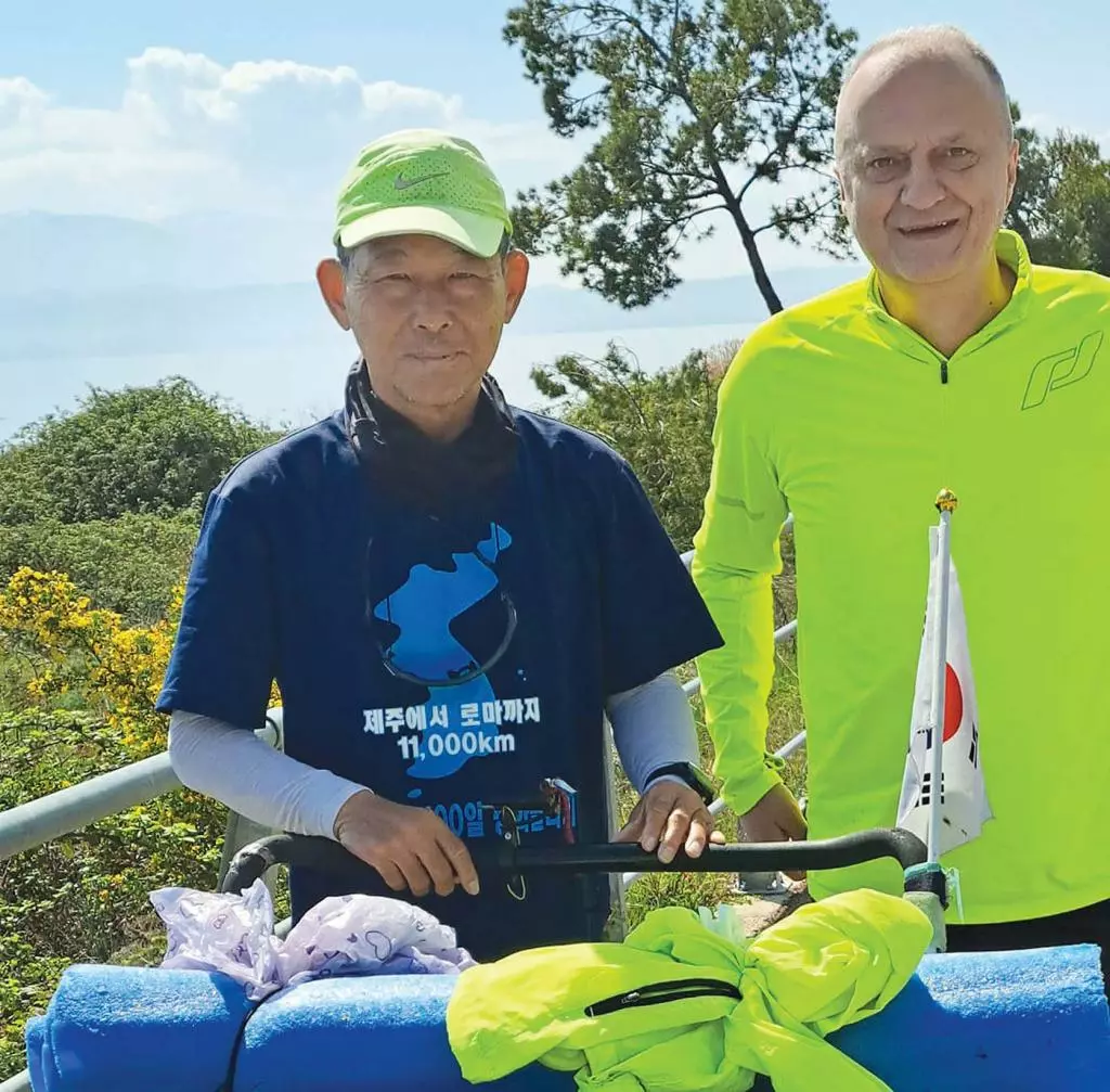 한반도 평화 기원 대륙 횡단 마라톤 대장정에 나선 강명구씨. <강명구씨 페이스북>