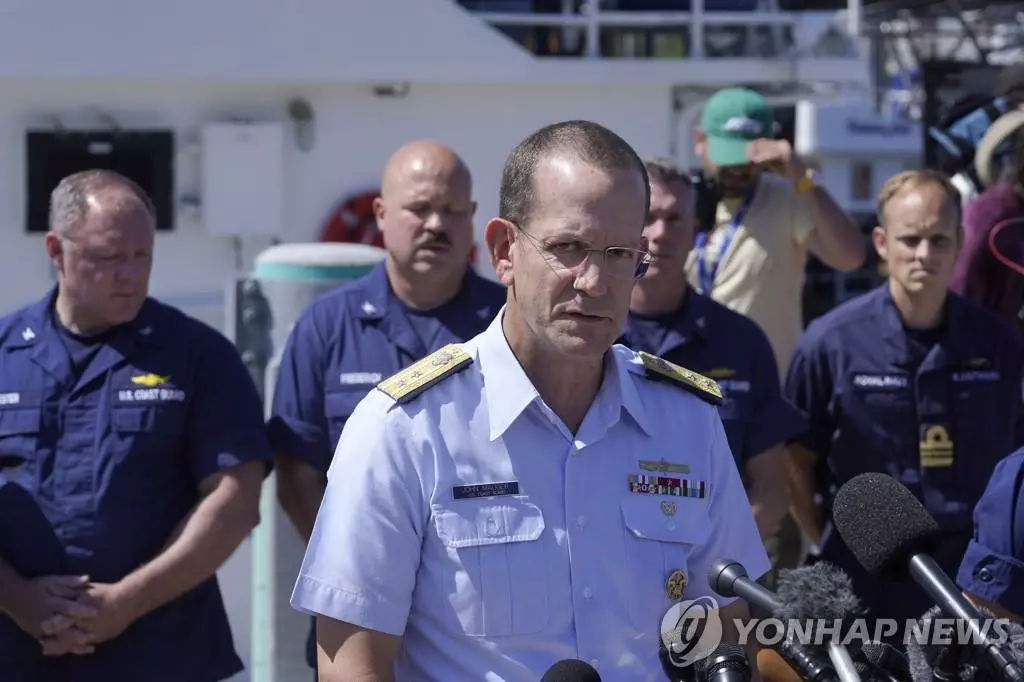 기자브리핑하는 존 모거 미국 해안경비대 소장
[AP=연합뉴스]