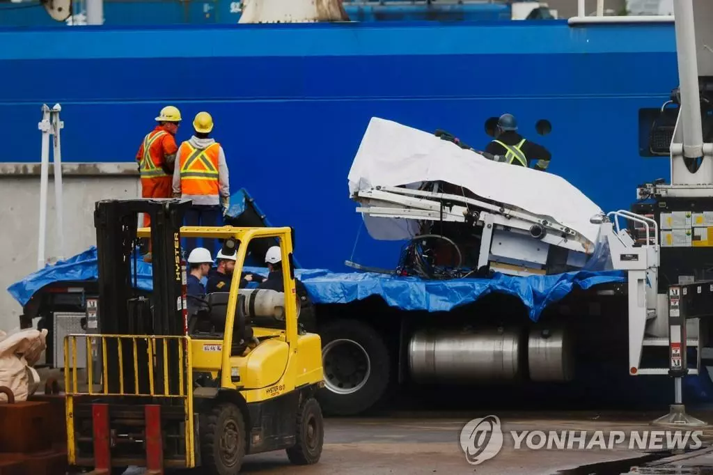 (세인트존스[캐나다 뉴펀들랜드주] 로이터=연합뉴스) 캐나다 해안경비대 항구에서 잠수정 잔해가 견인되고 있다. 