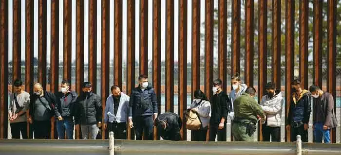  멕시코 국경을 넘어온 중남미 출신 난빈 신청자들이 국경수비대의 검문을 받고 있다. [로이터]