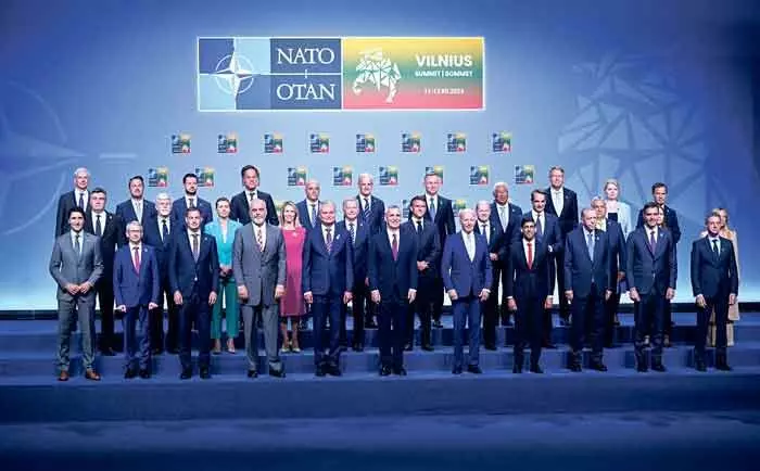  북대서양조약기구(NATO·나토) 정상들이 11일 리투아니아 빌뉴스에서 열린 나토 정상회의에서 사진 촬영을 하고 있다. [로이터]