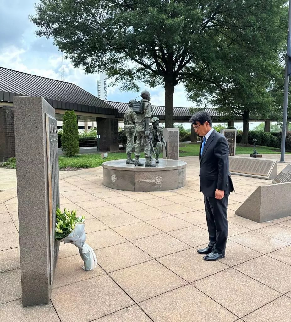 13일 부임한 서상표 주애틀랜타 총영사가 14일 다운타운 한국전 참전기념비를 방문 헌화하고 참배했다.