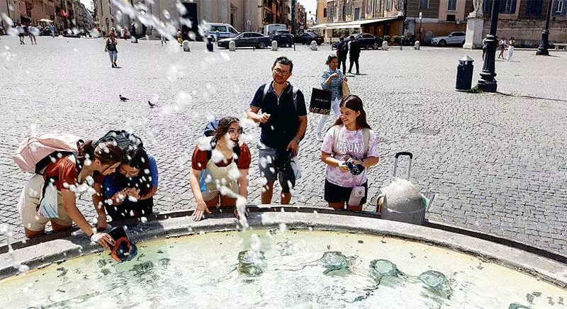  올 여름 기록적 폭염은 미국 등 북미 뿐 아니라 유럽과 아프리카, 아시아에서도 공통된 현상이다. 이탈리아 수도 로마를 찾은 관광객들이 지난 18일 분수대에서 더위를 식히고 있다. [로이터=사진제공]