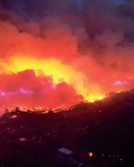  23일 그리스의 로도스섬에서 산불이 걷잡을 수 없이 번지고 있다. [로이터]