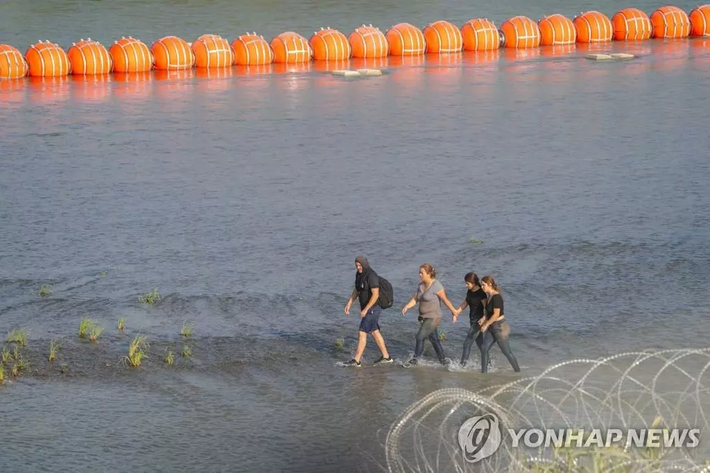 텍사스 국경 리오그란데강에 설치된 수중 장벽[AFP 연합뉴스 자료사진. 재판매 및 DB 금지]