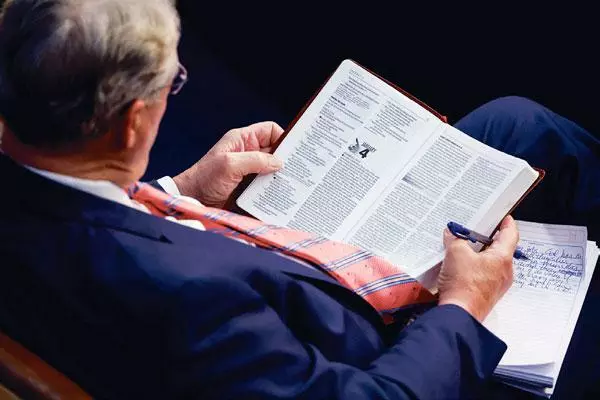  성경 앱 사용자가 늘고 있지만 종이 성경을 대체하지는 못할 것이란 전망이 나왔다. [로이터]