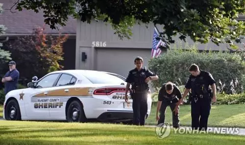 시카고 인근 교외도시의 한 가정집에서 9일 총기난사 사건이 발생, 일가족 4명이 숨지고 1명이 부상했다. 