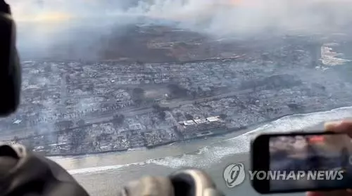 하늘에서 본 잿더미가 된 하와이 마우이섬 해변 마을[리처드 올스텐(Richard Olsten)/AFP=연합뉴스. 재판매 및 DB 금지]