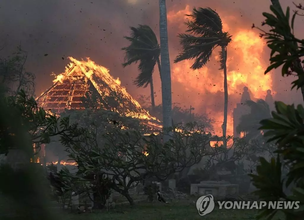 8일 라하이나의 와이올라 교회와 홍완지 미션 건물이 불타는 모습[마우이뉴스(The Maui News)/AP=연합뉴스. 재판매 및 DB 금지]