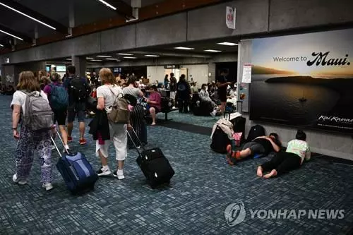 8~9일 마우이섬 공항에서 노숙하는 여행객들[AFP=연합뉴스. 재판매 및 DB 금지]