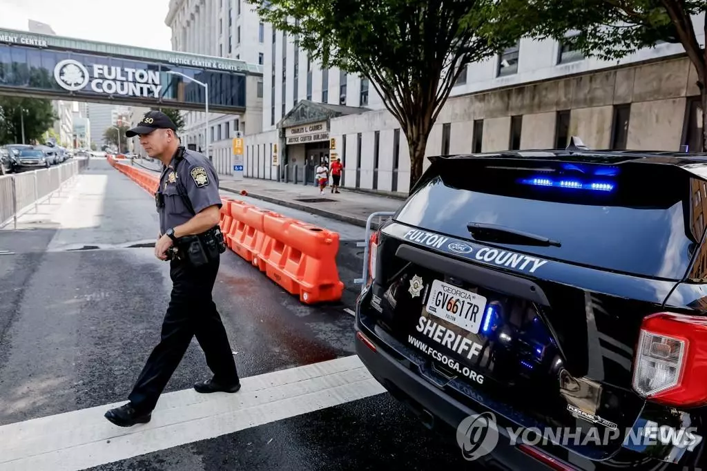 트럼프 기소 앞두고 긴장감 감도는 조지아주 법원도널드 트럼프 전 대통령이 조지아주 대선 개입 혐의로 다음 주 기소될 것으로 예상되는 가운데, 조지아주 풀턴 카운티 법원과 검찰이 경비 강화에 나섰다. 지난 7일 조지아주 풀턴 카운티 법원 앞에서 경찰이 순찰하고 있다. [EPA연합뉴스]