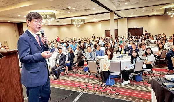 12일 미주한국학교연합회가 주최한 한국어교사 학술대회에서 이기철 재외동포청장이 한국어 교사들의 노고를 치하하고 있다. [박상혁 기자]