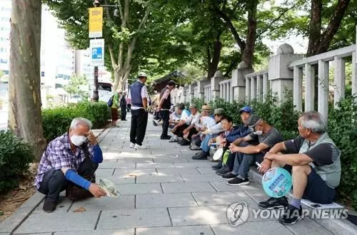 한여름 탑골공원 찾은 노인들기사 내용과 직접 관련 없음. 폭염 경보가 발효 중인 8월 1일 서울 종로구 탑골공원 나무 그늘에서 어르신들이 햇볕을 피하고 있다. [연합뉴스 자료사진. 재판매 및 DB 금지]