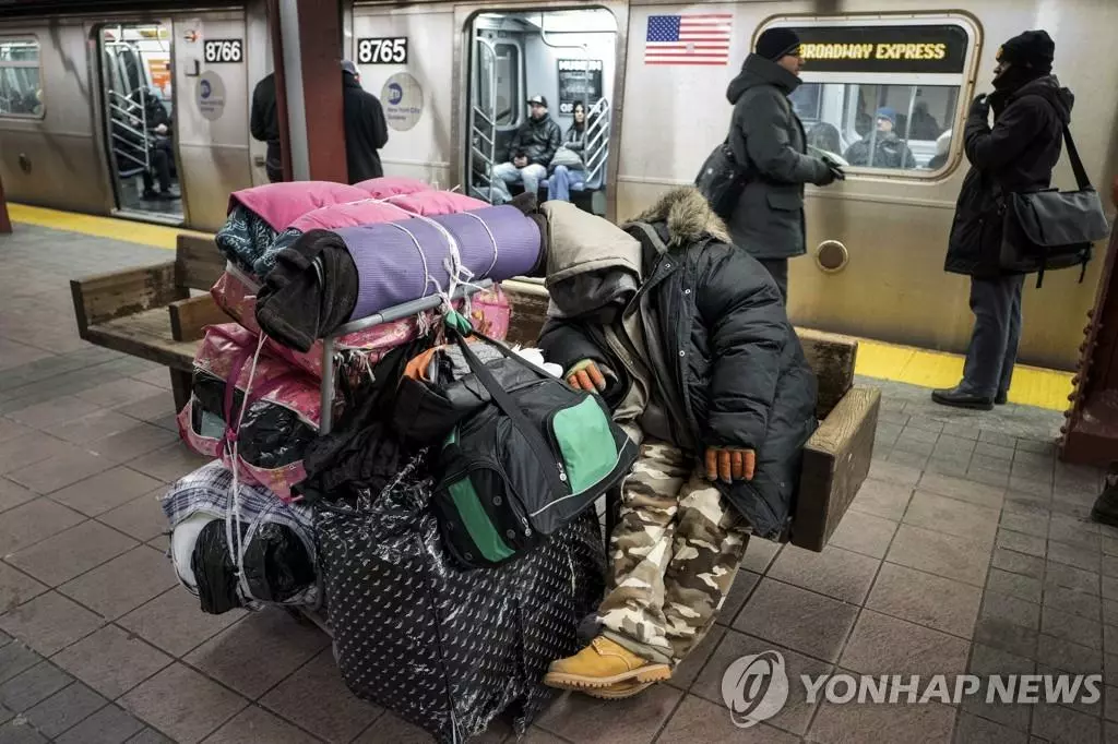 뉴욕 지하철역의 노숙자[AP 연합뉴스 자료사진]