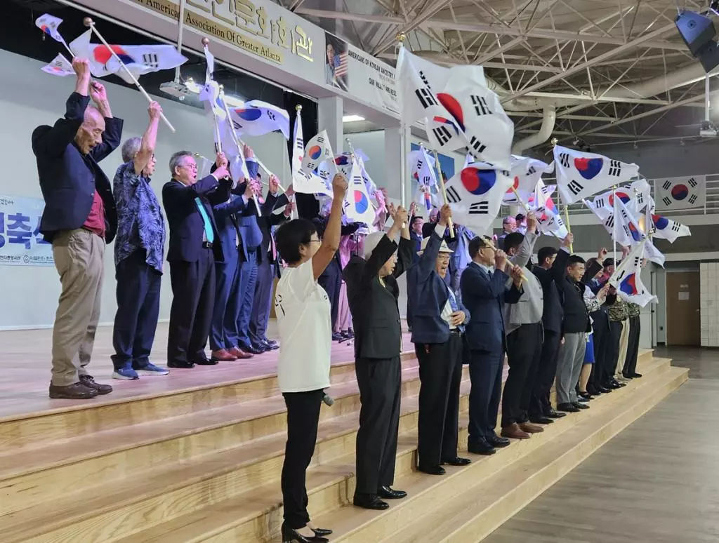 애틀랜타한인회는 15일 광복절 78주년 기념식을 개최했다. 참석자들이 만세삼창을 하고 있다.