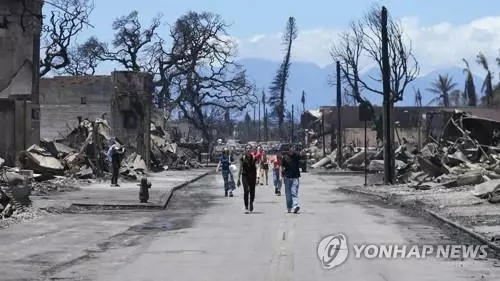 화재 피해지역인 하와이 마우이섬 라하이나 지역을 둘러보는 주민들
[AP 연합뉴스 자료사진. 재판매 및 DB 금지]