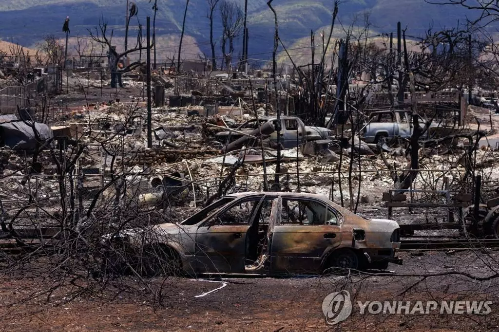  15일 대형 산불이 휩쓸고 지나간 미국 하와이 마우이섬 라하이나에서 새까맣게 탄 자동차가 방치돼 있다. 지난 8일 마우이섬에서 발생한 화재로 사망자 수가 최소 99명으로 집계된 가운데, 조시 그린 하와이주지사는 인터뷰를 통해 "앞으로 10일에 걸쳐 사망자 수가 2배로 늘어날 수 있다"고 밝혔다. 