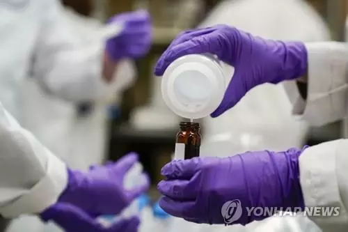 발암성 PFAS 실험하는EPA 과학자들[AP 연합뉴스 자료사진. 재판매 및 DB 금지]