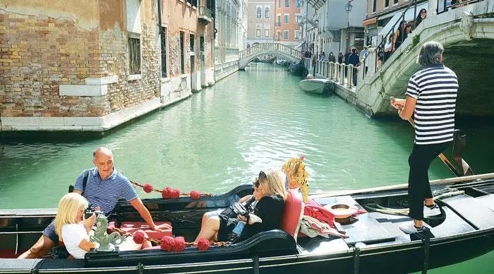  수상도시 베네치아가 내년부터 입장료를 받는다. 베네치아의 명물 곤돌라를 타는 관광객들. [로이터]