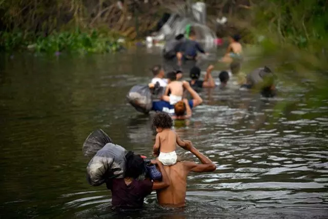 미국 입국을 꿈꾸는 이민자들이 지난 5월 멕시코 북부 마타모로스의 리오브라보강을 건너고 있다. 마타모로스=AFP 연합뉴스
