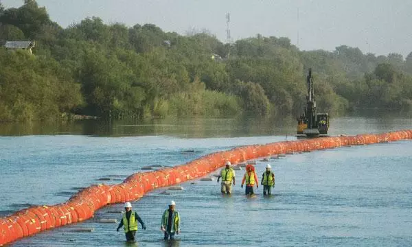  텍사스 주정부가 리오그란데강에 부표를 연결해 설치한 수중 장벽. [로이터]