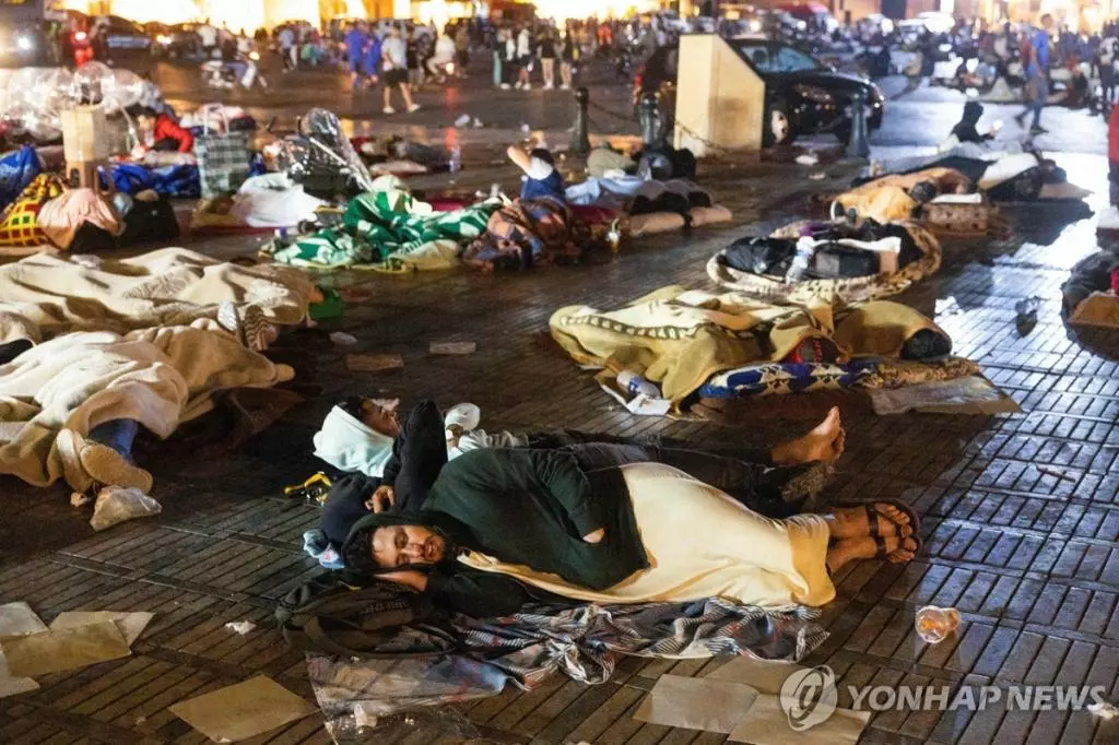 여진 공포에 광장에서 노숙하는 모로코인들[AFP 연합뉴스. 재판매 및 DB 금지]