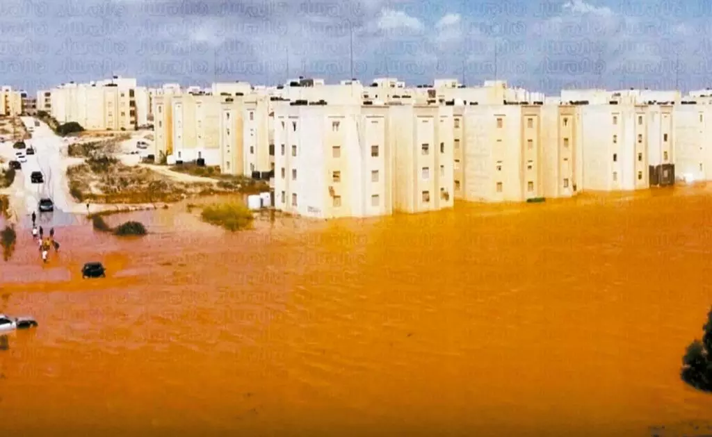 11일 폭풍 ‘대니얼’이 리비아 북동부를 강타한 가운데 북동부의 도시 알마르지 시내가 물에 잠겨 있다. 알마르지=AP 연합뉴스