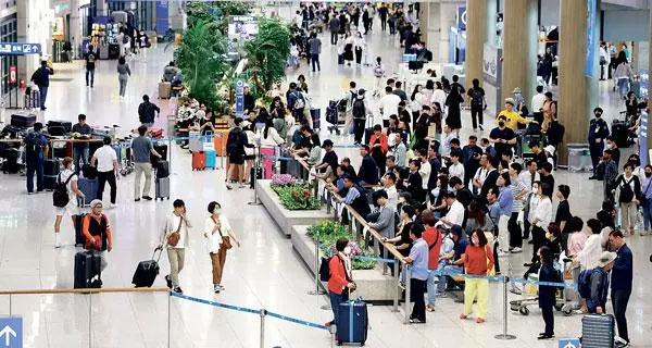  달러 강세로 올해 한국을 방문하거나 송금을 하면 환율 혜택을 볼 것이란 전망이다. 인천공항이 해외 입국자와 출국자들로 붐비고 있다. [연합]