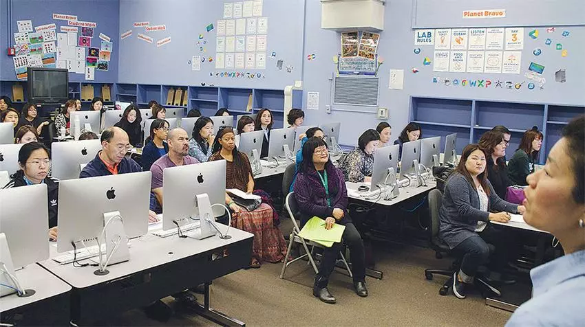 학부모들은 학교행사 혹은 세미나에 참석해 학업의 트렌드를 직접 공부하고 자녀에게 가르칠 필요가 있다. 3가 초등학교 학부모들이 가주학력평가시험에 대한 설명을 듣고 있다.		       				         <본보 자료사진>