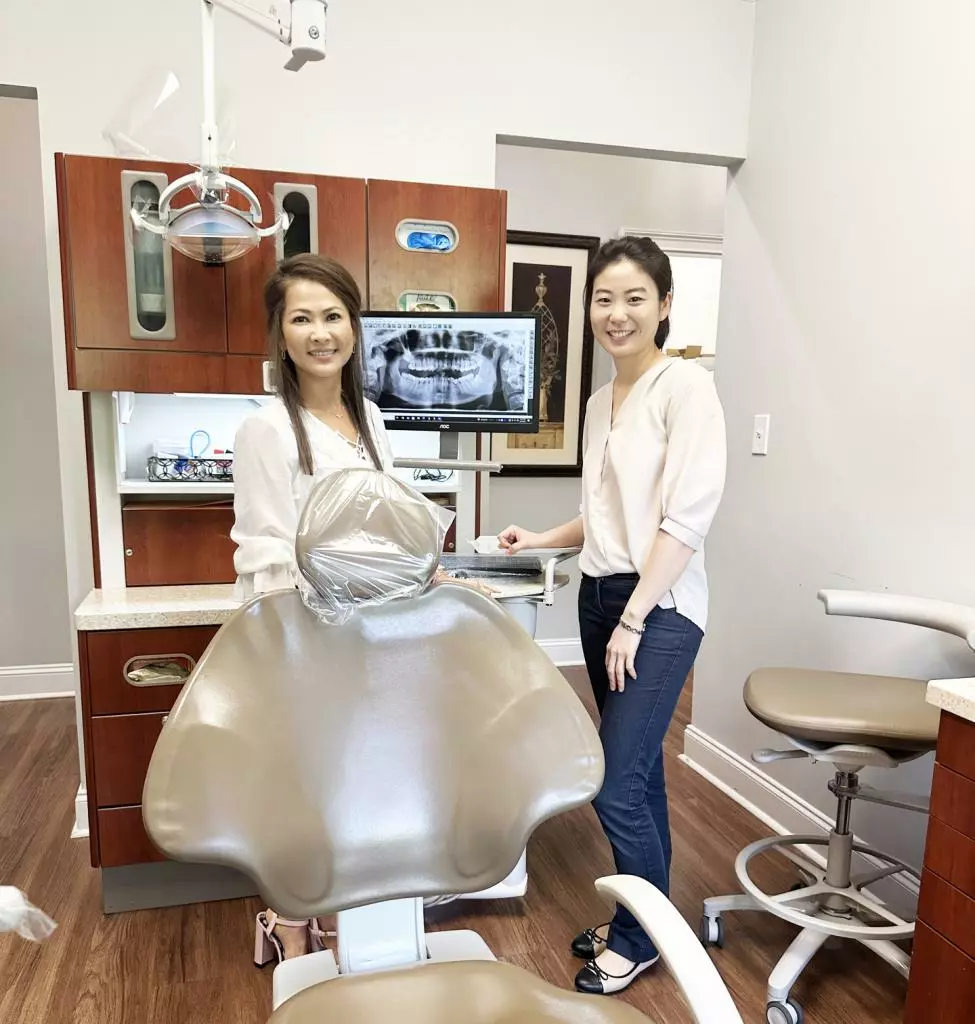 레 치과(Le Dentistry& Associates)원장(왼쪽)과 홍미애 박사가 포즈를 취하고 있다.