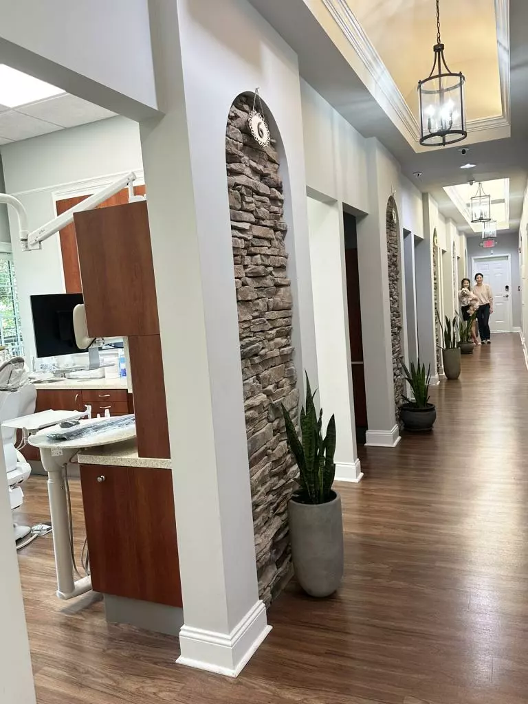레 치과(Le Dentistry& Associates)는 10개가 넘는 처치실을 갖추고 있다.