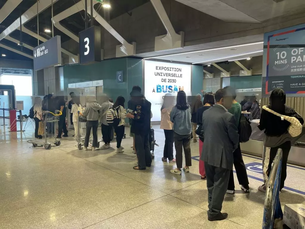 지난달 28일 프랑스 파리 샤를드골 국제공항에서 수하물을 찾는 피해 승객[독자 제공. 재판매 및 DB 금지]