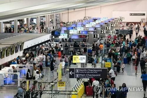 독립기념일 연휴 맞아 미국 공항에서 탑승 수속 밟는 여행객들[AFP 연합뉴스. 재판매 및 DB 금지]