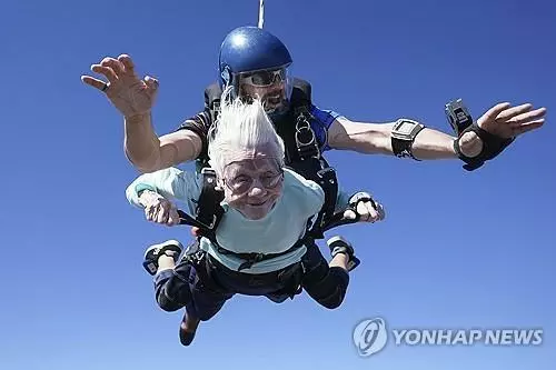 세계 최고령 스카이다이버 기록에 도전한 미국 시카고 104세 할머니[시카고 AP=연합뉴스]