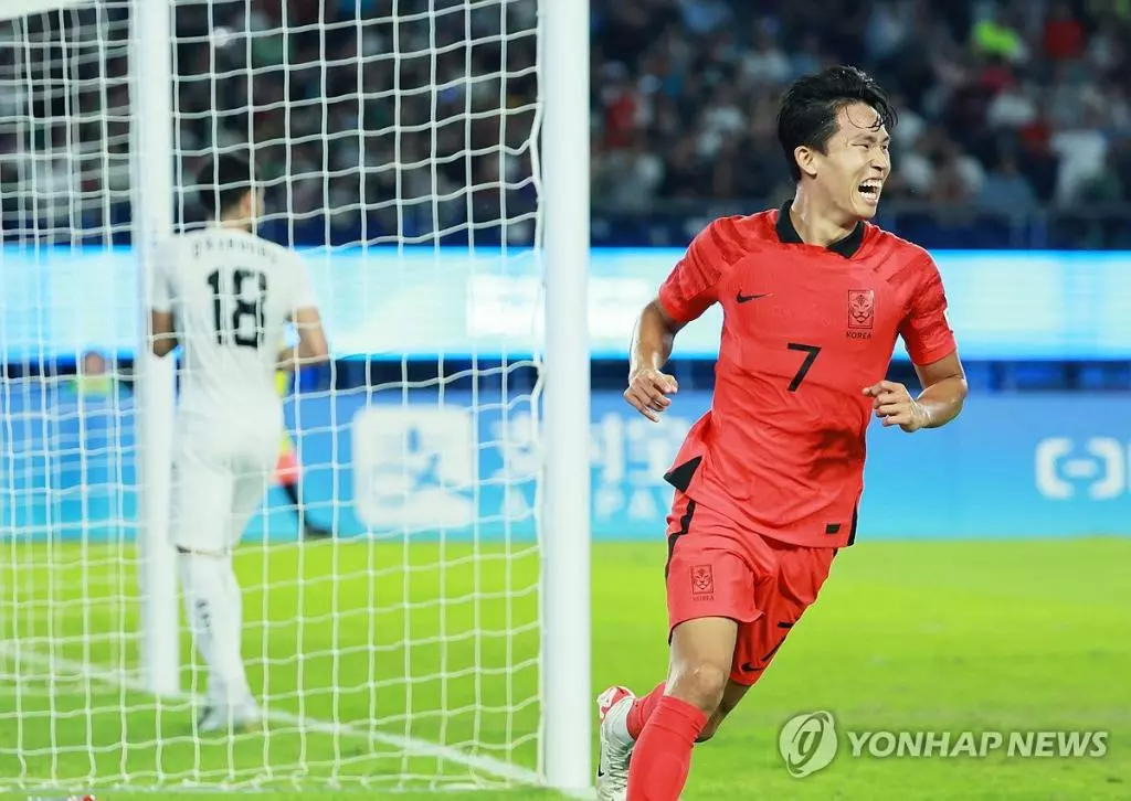  4일 중국 항저우 황룽 스포츠센터 스타디움에서 열린 2022 항저우 아시안게임 남자축구 4강전 대한민국과 우즈베키스탄의 경기. 두번째 골을 넣은 정우영이 환호하고 있다. 