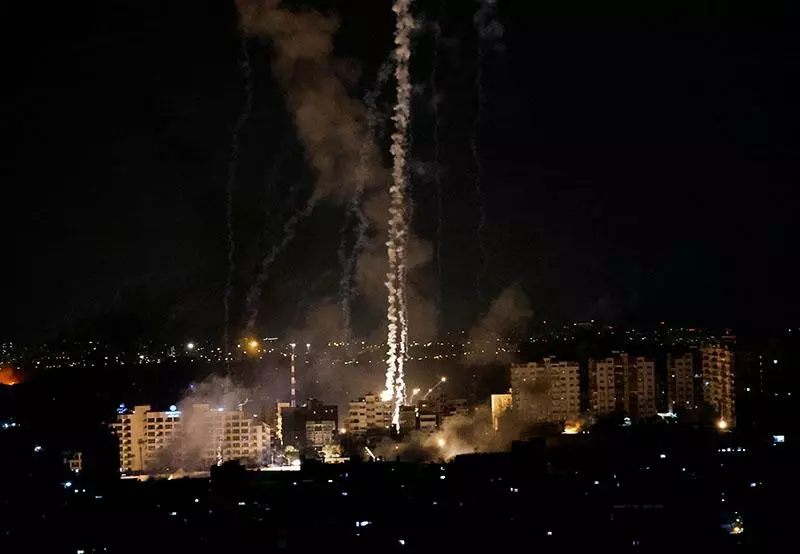  8일(현지시간) 이스라엘의 보복 폭격으로 연기가 치솟는 팔레스타인 가자지구. [로이터=사진제공]