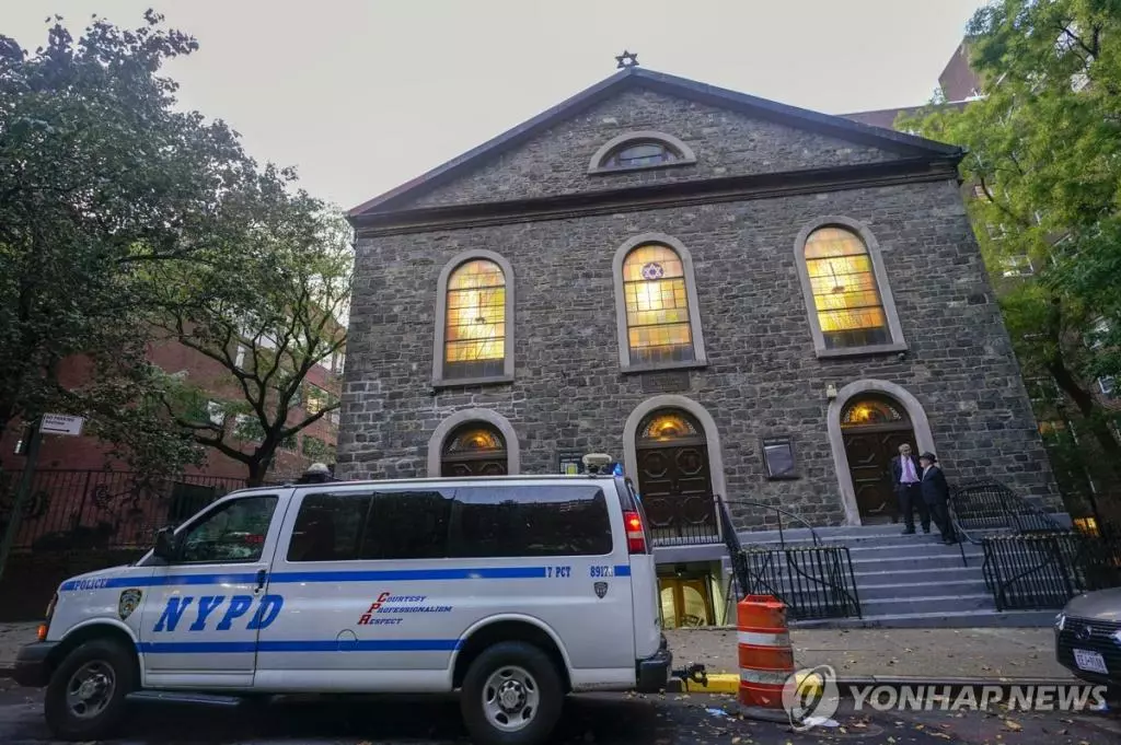 (뉴욕 AP=연합뉴스) 7일 뉴욕 맨해튼의 한 유대교 회당 앞에 뉴욕경찰(NYPD)의 순찰차가 서 있다.