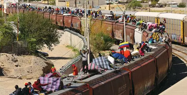  미국 국경으로 향하기 위해 화물열차에 올라타 멕시코를 통과하는 이민자들의 모습. [로이터]