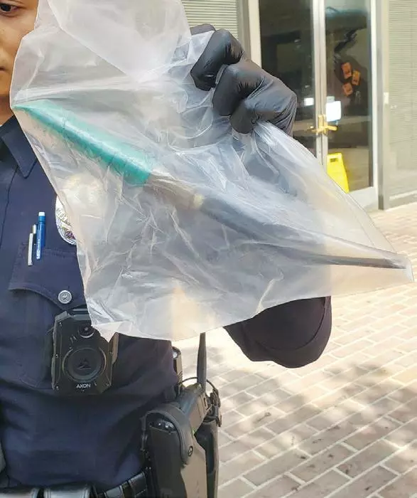 경찰이 용의자가 한인 여성 폭행에 사용한 흉기를 증거물로 수거하고 있다.