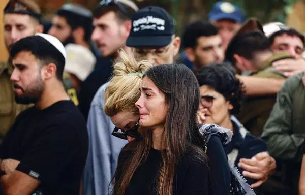  11일 예루살렘에서 하마스 공격으로 희생된 이스라엘 군인의 장례식이 열린 가운데 친지들이 슬퍼하고 있다. [로이터]